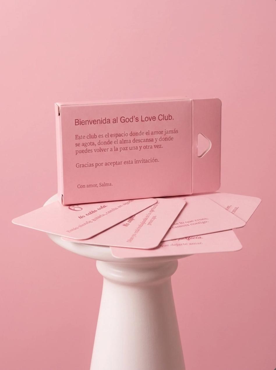 Caja God's Love Club con tarjetas en abanico